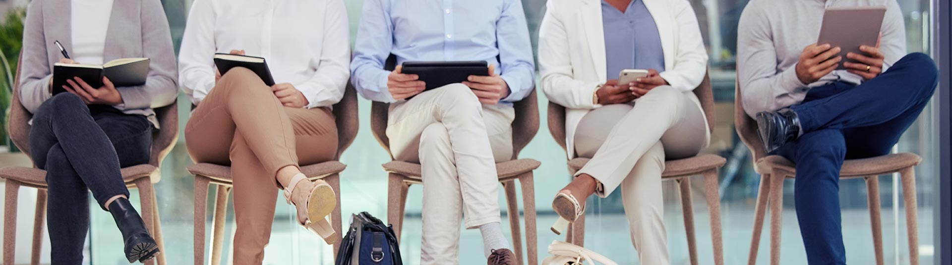 Photo de plusieurs personnes qui lisent quelque chose par différents moyens comme le téléphone, la tablette, l'ordinateur ou tout simplement qui écrivent sur un carnet ou une feuille