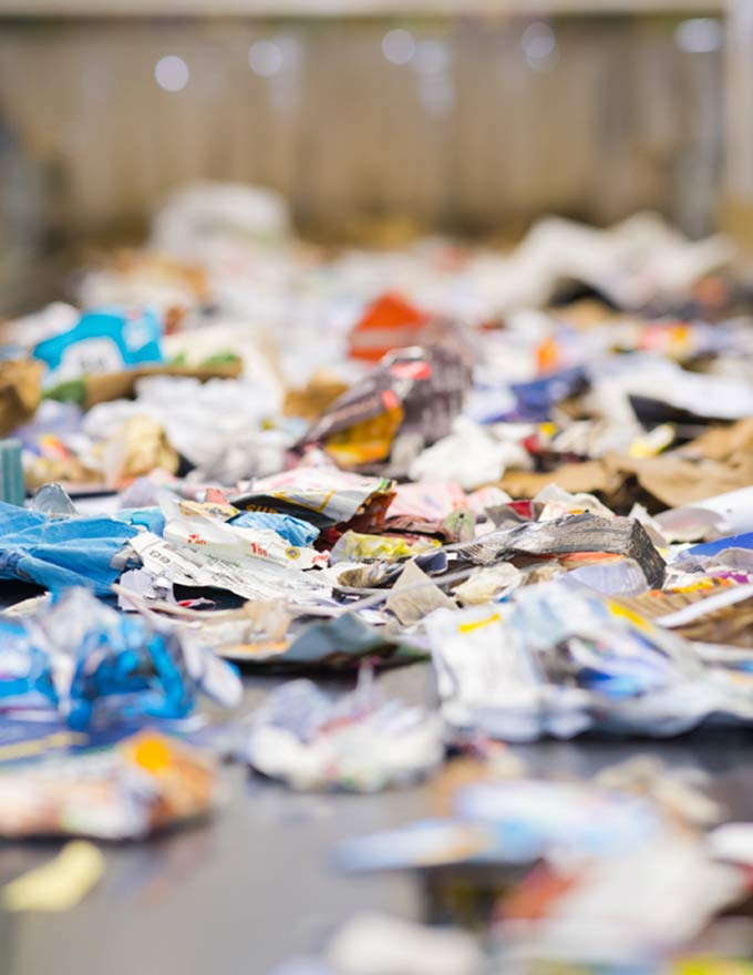 Photo d'un tapis de tri avec différents déchets dessus