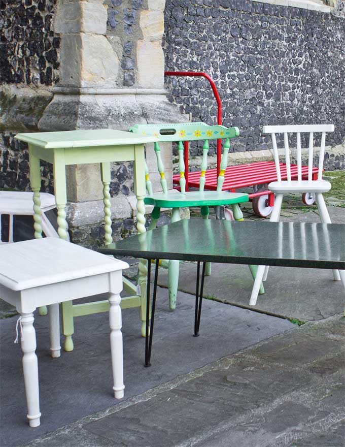 Photo qui montre du mobilier comme des chaises et des tables