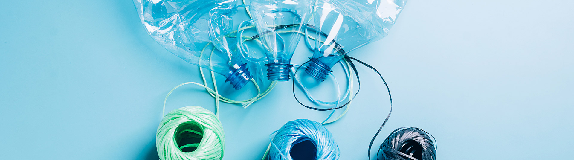 Photo de bouteilles en plastique et de bobines de fil