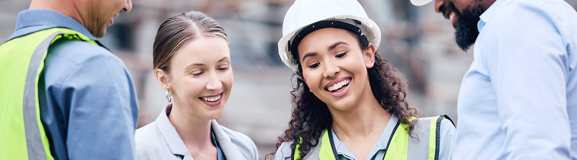 Photo de personnes en échanges lors d'une visite sur un chantier