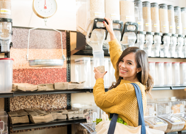 Photo d'une femme qui se serre dans un magasin des produits proposés en vrac