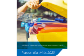 Couverture du rapport d'activités 2023 Valoseine avec la représentation de plusieurs poubelles avec une main qui dépose une bouteille en plastique dans le bac de tri au couvercle jaune.