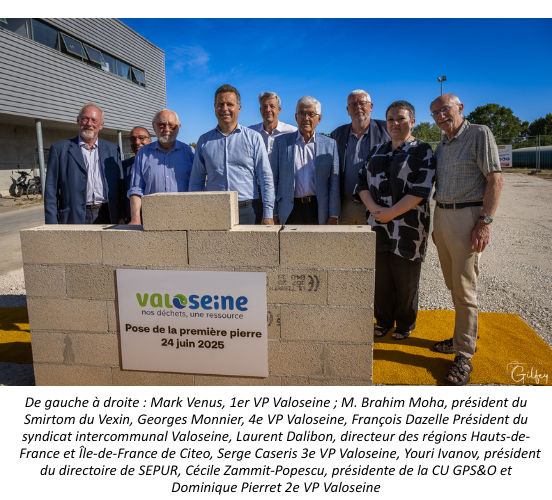 Photo de la première pierre du centre de tri Valoseine De gauche à droite : Mark Venus, 1er VP Valoseine ; M. Brahim Moha, président du Smirtom du Vexin, Georges Monnier, 4e VP Valoseine, François Dazelle Président du syndicat intercommunal Valoseine, Laurent Dalibon, directeur des régions Hauts-de-France et Île-de-France de Citeo, Serge Caseris 3e VP Valoseine, Youri Ivanov, président du directoire de SEPUR, Cécile Zammit-Popescu, présidente de la CU GPS&O et Dominique Pierret 2e VP Valoseine
