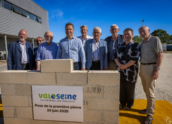 Photo de la première pierre du centre de tri Valoseine De gauche à droite : Mark Venus, 1er VP Valoseine ; M. Brahim Moha, président du Smirtom du Vexin, Georges Monnier, 4e VP Valoseine, François Dazelle Président du syndicat intercommunal Valoseine, Laurent Dalibon, directeur des régions Hauts-de-France et Île-de-France de Citeo, Serge Caseris 3e VP Valoseine, Youri Ivanov, président du directoire de SEPUR, Cécile Zammit-Popescu, présidente de la CU GPS&O et Dominique Pierret 2e VP Valoseine
