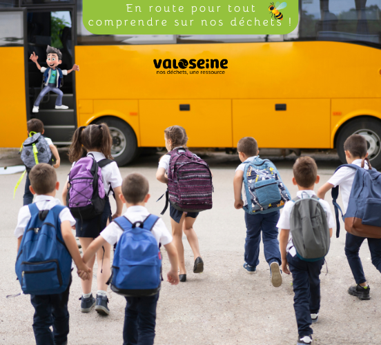 Enfants qui vont vers un bus où il écrit en route pour tout comprendre sur nos déchets ! Sur le bus il y a le logo Valoseine en noir.