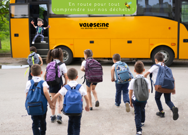 Enfants qui vont vers un bus où il écrit en route pour tout comprendre sur nos déchets ! Sur le bus il y a le logo Valoseine en noir.