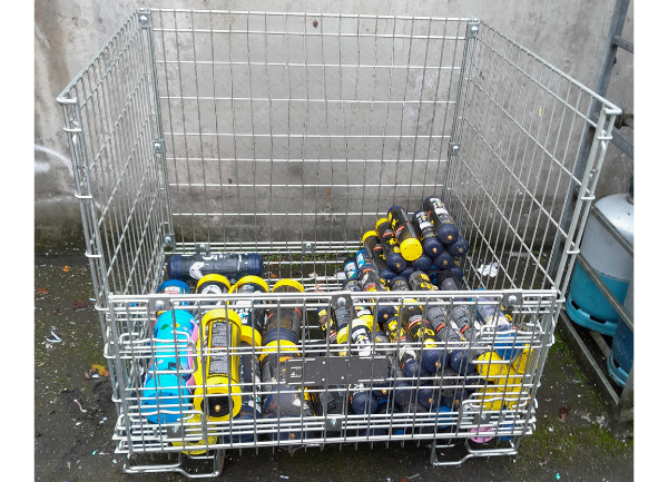 Photo d'une caisse de stockage des bombonnes de protoxyde d'azote dans les point de collecte de Valoseine