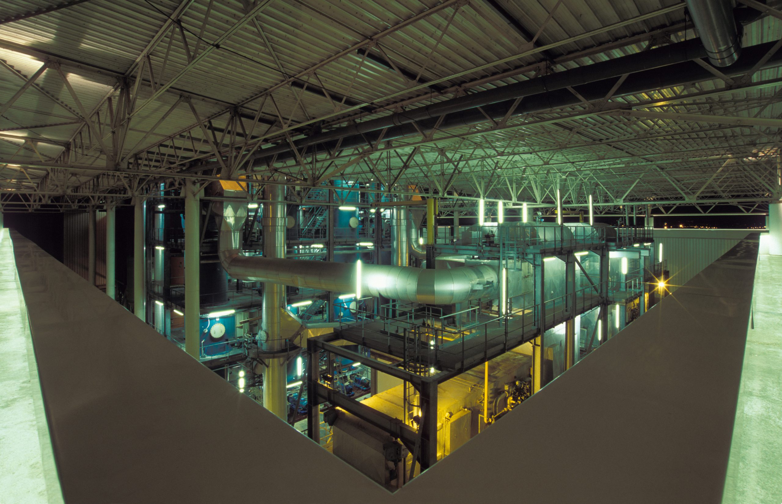 Photo de nuit du centre de valorisation énergétique Azalys