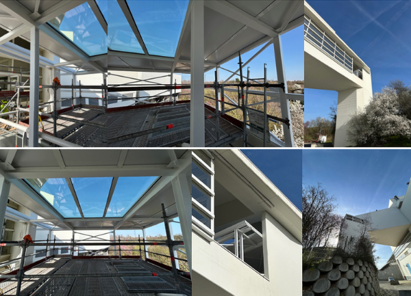 Montage de cinq photos montrant le chantier de la structure de la verrière. Les images présentent la cage d'escaliers entourée d’échafaudages métalliques, avec un sol en grilles et une charpente blanche supportant une verrière inclinée. On distingue des éléments de construction en cours d’installation. D’autres vues montrent l’extérieur du bâtiment blanc avec des garde‑corps et des ouvertures, ainsi qu’un environnement arboré.